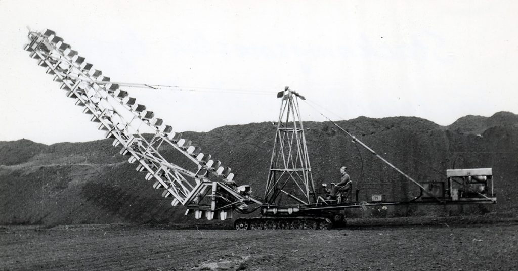 Stackningsmaskin byggd 1959. För toppning av stackar vid Kaasmetoden. Bilden visar maskinen under transport.