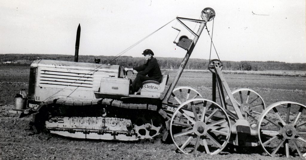 Peco-fräs från tidigt 40-tal, 3,75 m bred, driven av Cletrac DDH traktor. Fräsen är höj- och sänkbar medelst handvinsch.